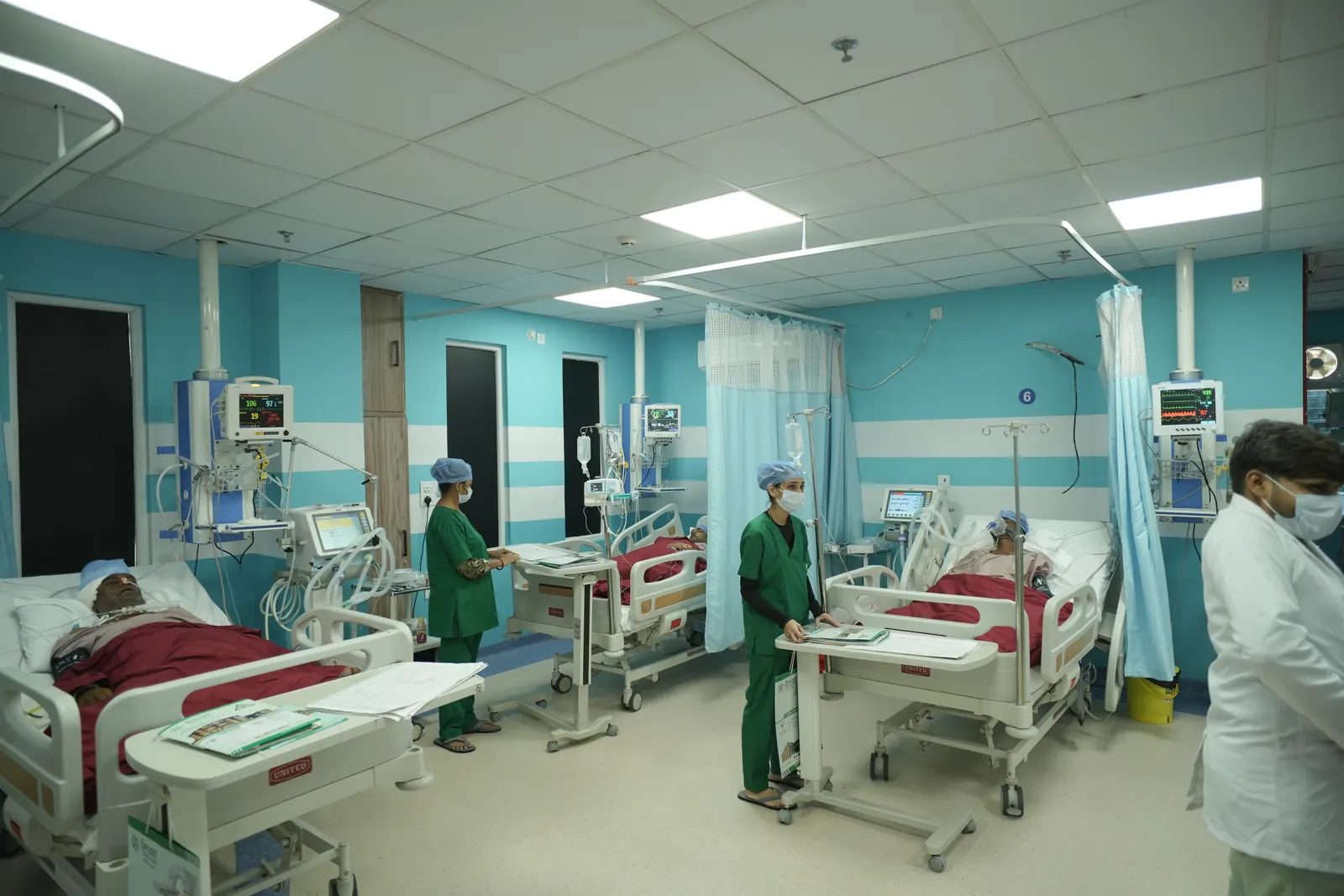 Clinical team working inside the ICU