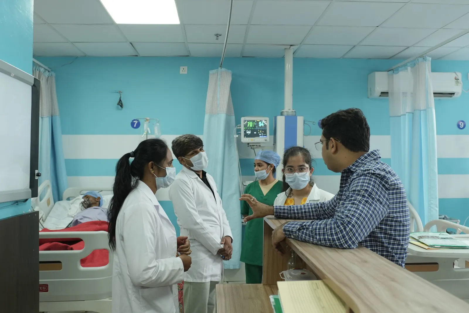 Clinical discussion at the ICU nursing station